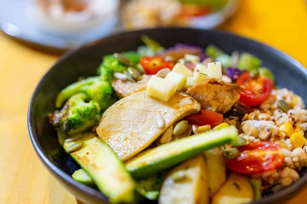 Quinoa Oak Vegetable Salad Bowl — Zdjęcie stockowe