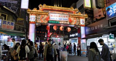Taipei, Tayvan - 12 Mart 2022: Taipei 'deki Raohe Caddesi sokak pazarı