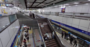 Taipei, Tayvan - 14 Mart 2022: Taipei şehrindeki Zhongxiao Xinsheng metro istasyonu