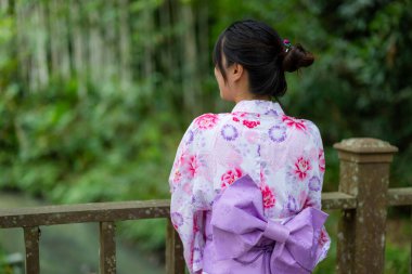 Japon kadın açık hava parkında yukata giyiyor.