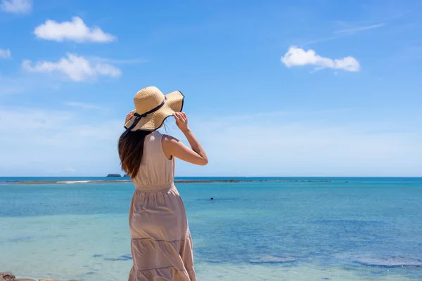 Woman Enjoy Sea View Summer Time — Stockfoto