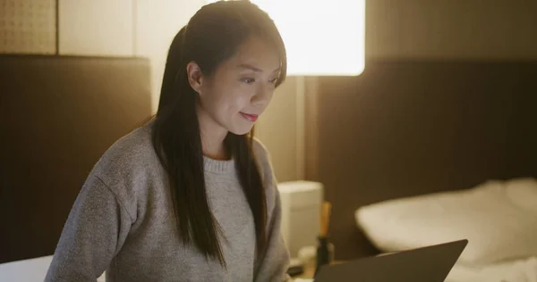 Woman Use Laptop Working Sit Bed Night — 스톡 사진
