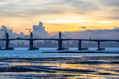 Kinmen Köprüsü gün batımında Tayvan 'da yapım aşamasında.