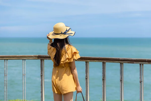 Beautiful Young Asian Woman Look Sea — Stok fotoğraf