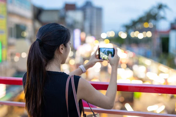 Woman Take Photo Cellphone Street Market — Stockfoto
