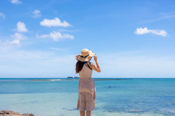 Woman Enjoy Sea View Summer Time — Stok fotoğraf