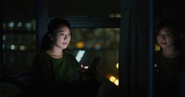 Kadınlar akşamları evde akıllı telefon kullanır.