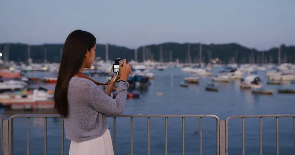 Woman Use Camera Take Photo Pier — Stockfoto