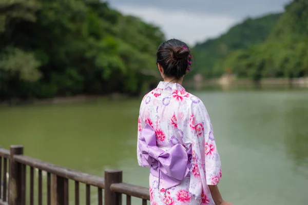 Японська Жінка Носить Юкату Відкритому Парку — стокове фото