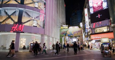 Taipei, Tayvan - 02 Mart 2022: Taipei şehrinde gece Ximending