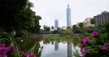 Taipei, Tayvan - 12 Mart 2022: Taipei 101 şehir simgesi Sun Yat Sen Anıt Salonu