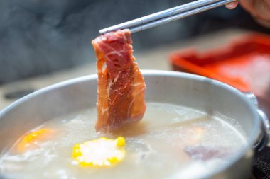 Bir dilim çiğ sığır eti.