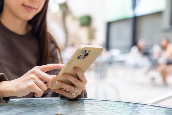 Жінка Використовує Мобільний Телефон Відкритому Кафе — стокове фото