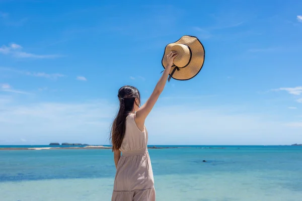 Happy Woman Enjoy Sea Beach — Stockfoto