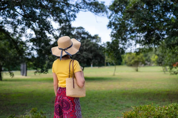 Wanita Melihat Taman Hijau — Stok Foto