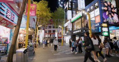 Taipei, Tayvan - 02 Mart 2022: Taipei şehrinde gece Ximending