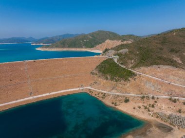 Hong Kong Sai kung 'daki yüksek ada rezervuarının en üst görüntüsü.