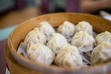 Tayvan mutfağı buğulanmış çorba ekmeği sepette.