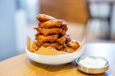 Restoranda Kore baharatlı tavuk.