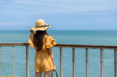 Turist kadın Güzel mavi denize bak