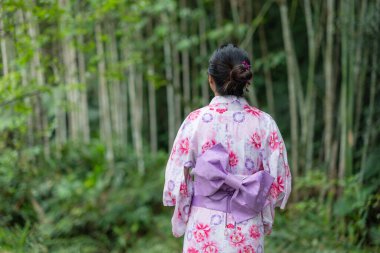 Japon kadın açık hava parkında yukata giyiyor.