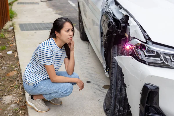 Frightened Woman Sits Front Crashed Car — Stock fotografie