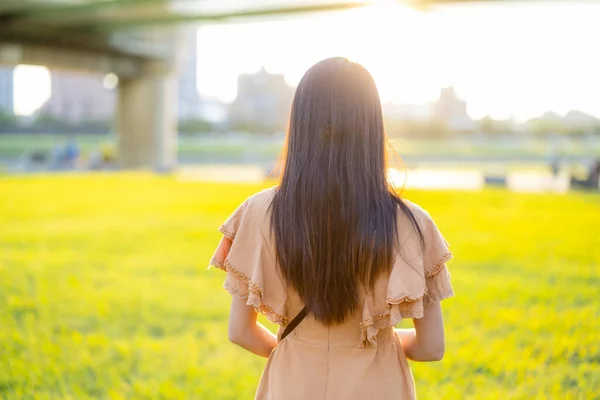 Back Rear View Woman Stand Front Garden — Stockfoto