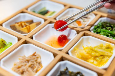 Çin lokantasında meze yığını.