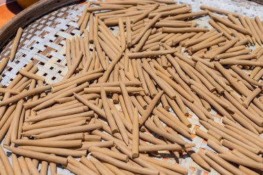 Dışarıdaki güneş ışığının altında kurutulmuş tütsü.