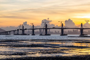 Kinmen Köprüsü gün batımında Tayvan 'da yapım aşamasında.