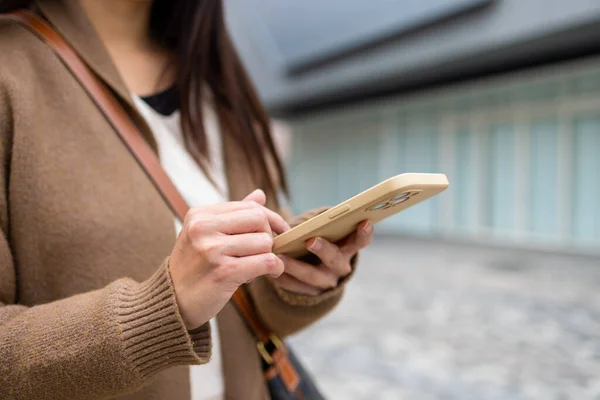 Woman Use Mobile Phone Outdoor — Stock Photo, Image