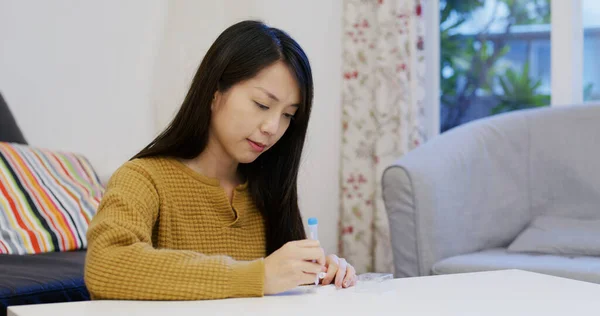 Mujer Hacer Expreso Covid Prueba Antígeno — Foto de Stock