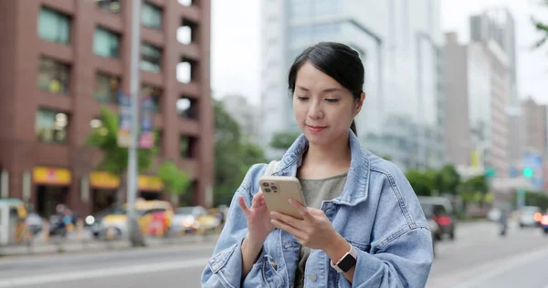 Woman Walk Street Look Cellphone — Fotografia de Stock