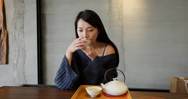 Woman Enjoy Hot Tea Restaurant — 스톡 사진