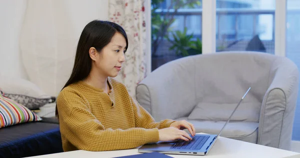 Kadın Evde Dizüstü Bilgisayarda Çalışıyor — Stok fotoğraf