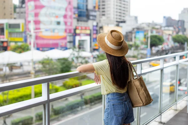 Donna Turistica Guarda Keelung Città Taiwan — Foto Stock