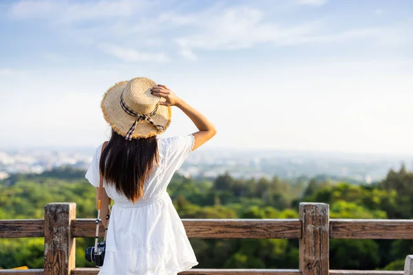 Woman Enjoy City View Mountain — 图库照片