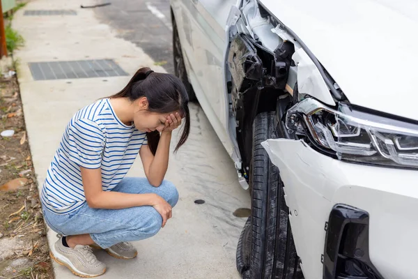 Frightened Woman Sits Front Crashed Car — Fotografia de Stock