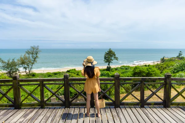 Tourist Woman Look Sea — Stockfoto