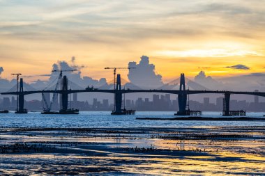 Kinmen Köprüsü gün batımında Tayvan 'da yapım aşamasında.