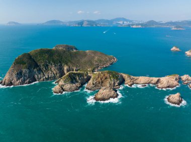 İnsansız hava aracı Hong Kong Sai Kung Peyzajı üzerinde uçuyor.