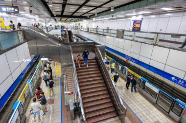 Taipei, Tayvan - 14 Mart 2022: Taipei şehrindeki Zhongxiao Xinsheng metro istasyonu