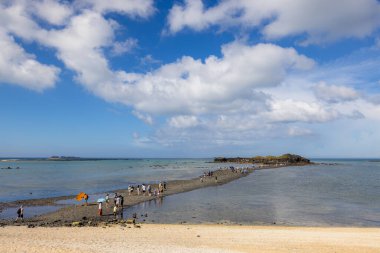 Penghu, Tayvan - 25 Haziran 2022: Tayvan Penghu 'daki Kueibishan ve Chi Yu Adası' nı birbirine bağlayan gelgit yürüyüş yolu