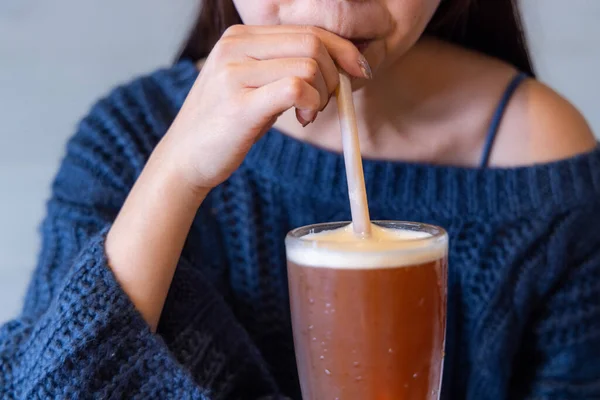 Woman Drink Her Iced Tea Restaurant — Fotografia de Stock