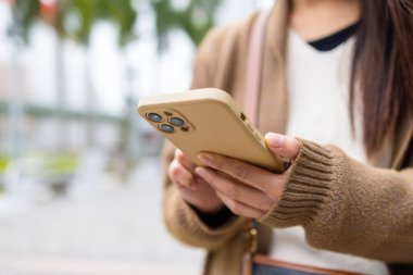 Kadınlar açık havada cep telefonu kullanır.