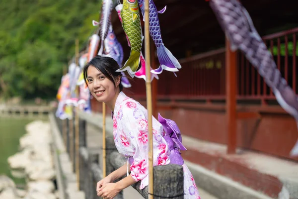 Японська Жінка Носить Юкату Парку — стокове фото