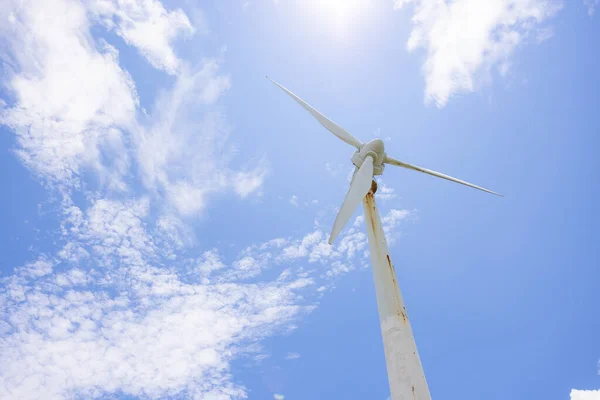 风力发电机组在蓝蓝的天空 — 图库照片