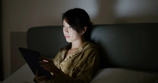 Vrouw Werk Tablet Computer Liggen Bed Nachts — Stockfoto