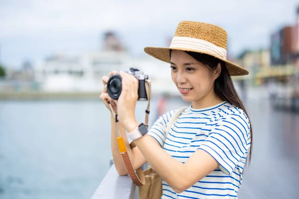 Travel Woman Use Camera Take Photo — Foto Stock