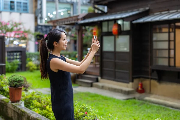 Женщина Мобильного Телефона Сфотографировать Японский Дом — стоковое фото